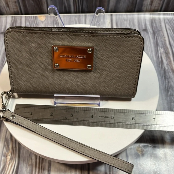 MICHAEL KORS BIFOLD SNAP WALLET/ WRISTLET in GUC - Picture 15 of 16